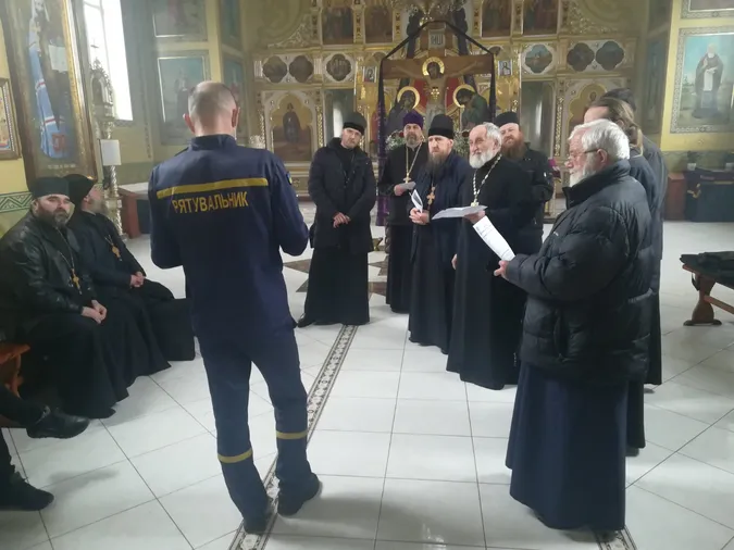 На Волині священникам показали, як користуватися вогнегасниками (фото)