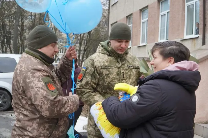 Зустрічали побратими: у Володимирі народила дружина загиблого Героя (фото)
