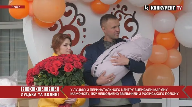 Військового медика Мар'яну Мамонову з донею виписали з пологового у Луцьку (фото, відео)