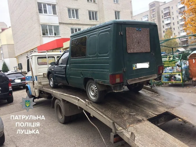 У Луцьку муніципалам довелося викликати поліцію через конфлікт з порушницею (фото)