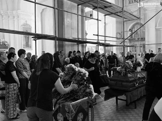 Сльози і квіти: у Луцьку прощаються з загиблим на війні екснардепом Сергієм Слабенком (фото)