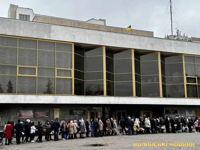 Кілометрові черги в центрі: як у Луцьку освячували великодні страви (фото)