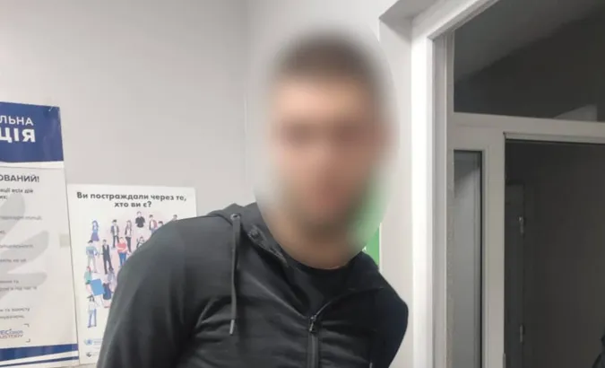 У центрі Луцька п'яний хлопець матюкався і кидався на людей