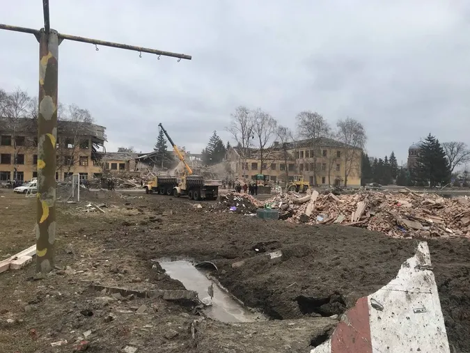 Обстріл в Охтирці: загинули десятки українських бійців, тіла російських знаходять по місту