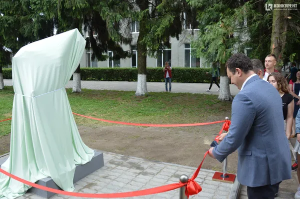 У Луцьку з’явилася скульптура студенту (фото, оновлено)