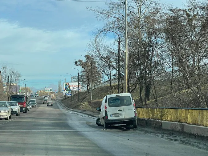 У Луцьку – аварія: пошкоджені авто стоять обабіч мосту (фото, відео, оновлено)