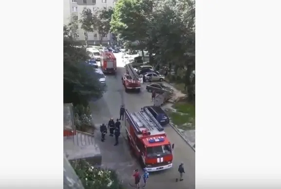 На проспекті Молоді загорілася їжа: приїхало кілька машин рятувальників (відео)