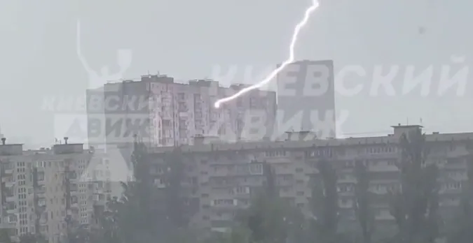 У Києві блискавка вдарила у вікно багатоповерхівки (відео)