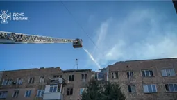 Рятувальники ліквідували наслідки ворожого влучання у багатоповерхівку в Луцьку (фото)
