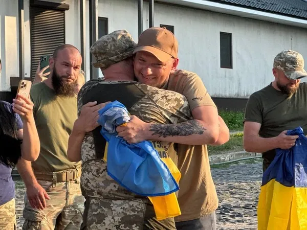 Повернувся додому через 4 роки полону: у Луцьку зустріли воїна Олександра Пришка (фото)