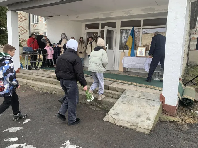У ліцеї на Волині встановили меморіальну дошку захиснику Юрію Годлевському (фото)