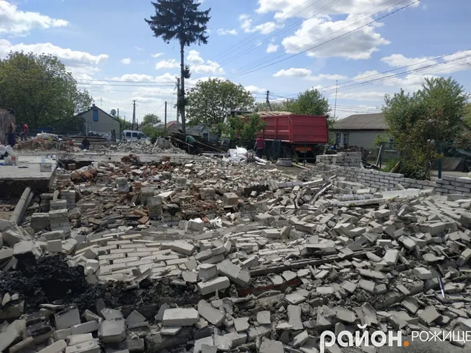 Пожежа у Рожищі: на чоловіка обвалилася стіна будинку (фото)