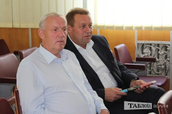 Зліва - аграрій Василь Тарарай