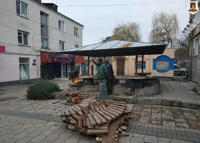У центрі Луцька муніципали зруйнували стару зону відпочинку (фото, відео)