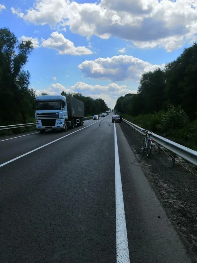 Аварія на мосту: на Волині водій пішов на обгін і збив велосипедиста