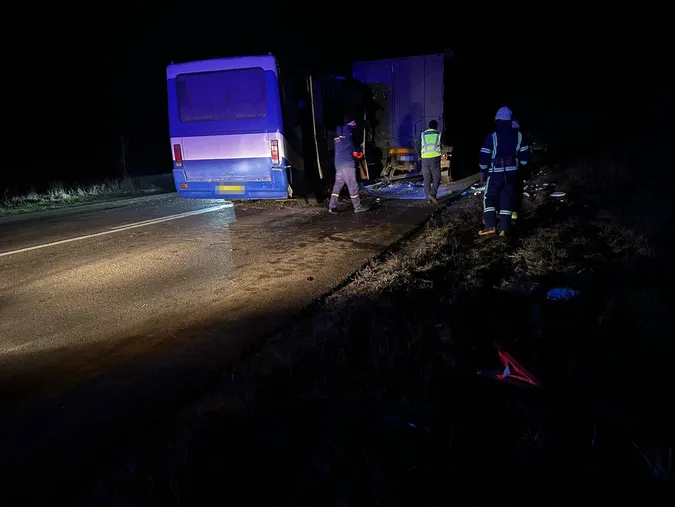 Шестеро потерпілих: у Луцькому районі автобус врізався у причіп (фото, відео)
