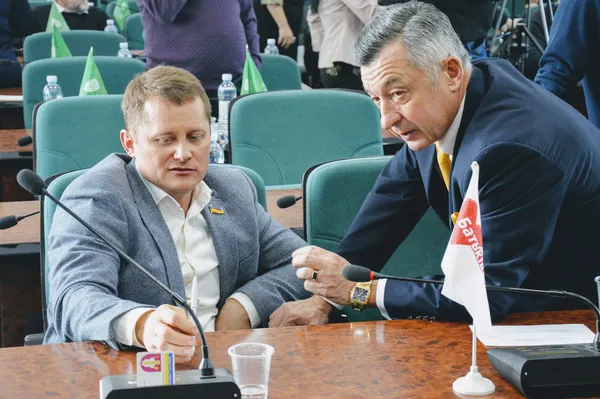 Політичний двобій в Луцькраді, або Репортаж із сесії, якої не було