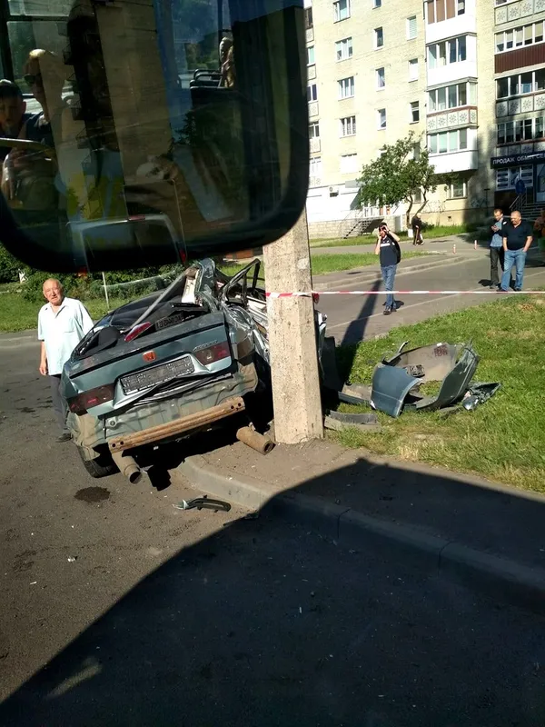 У Луцьку 23-річний водій влетів у стовп (фото)
