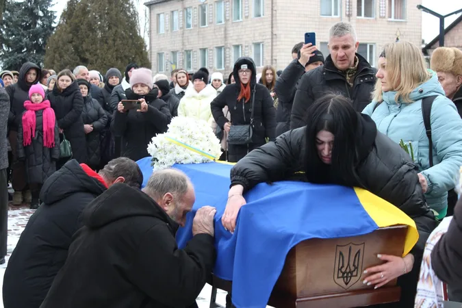 На Волині попрощалися із 23-річним воїном Іллею Чолаком (фото)