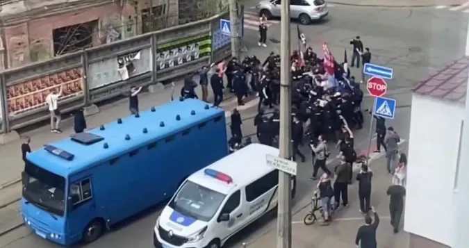 У Києві сталася сутичка поліції з активістами, які проти ЛГБТ-кінофестивалю (відео)