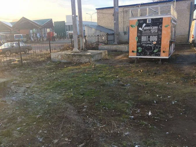 У Луцьку підприємці та водії маршруток захаращують територію біля «Слона» (фото)