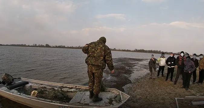 У Камінь-Каширському районі жителі воювали з рибпатрулем за рибу (фото)