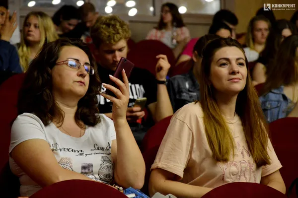 Хірунья, львівська гопота та стриптиз від мами: у Луцьку відбулася студентська «Ліга сміху» (фото)