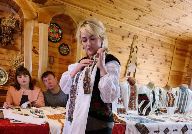 Вишивальниця зі Звірова копіює давні орнаменти з вишиванок, яким кілька століть (фото)