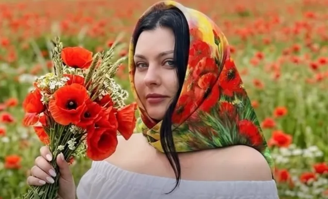 Алла Харчук у хустині зі своєї колекції