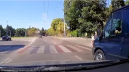 У Луцьку авто ледь не збило людей на переході (відео)