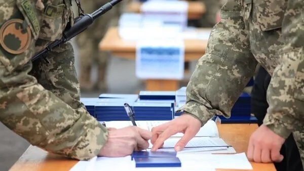 Мобілізація: що чекає на чоловіків призовного віку, які залишилися за кордоном