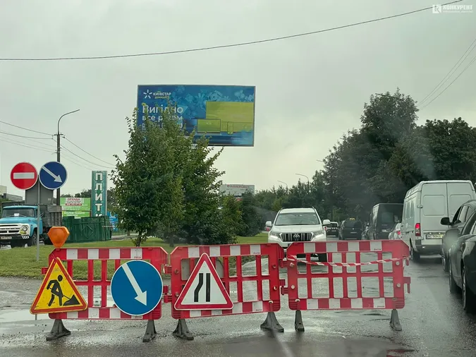 У Луцьку через «кратер» на дорозі перекрили половину Карпенка-Карого (фото)
