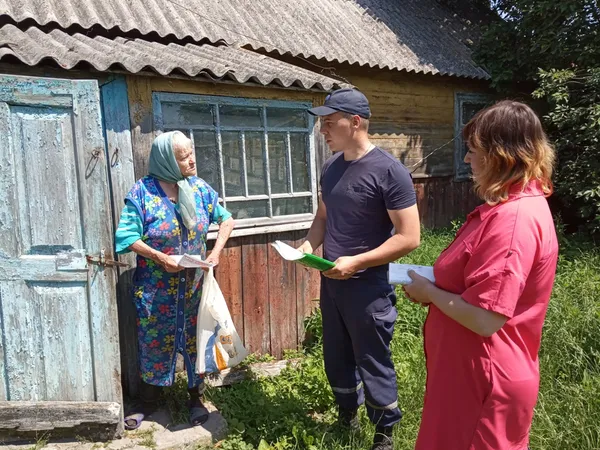 Волинським селянам пояснили, як вберегти домівки від пожеж (фото)