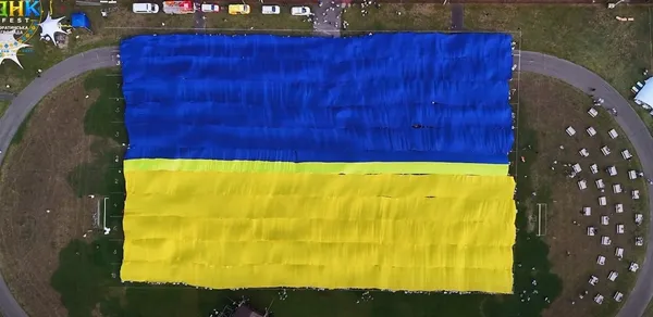 Офіційно в Книзі рекордів: найбільший прапор України розгорнули на Волині (відео)