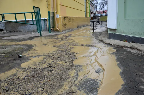 На вулиці Лесі Українки ліквідовують прорив водопроводу (фото)