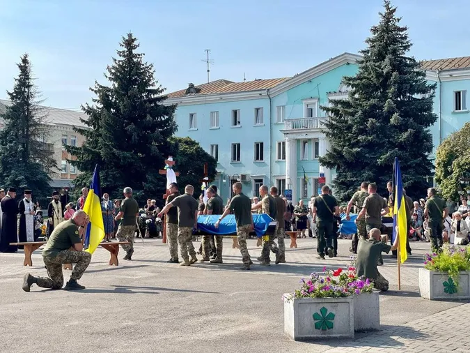 У Нововолинську провели в останню дорогу двох захисників – Володимира Гасюка та Олександра Пущала