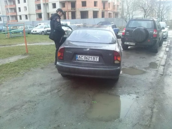 Автівки на газонах: у Луцьку знов шукали порушників (фото)