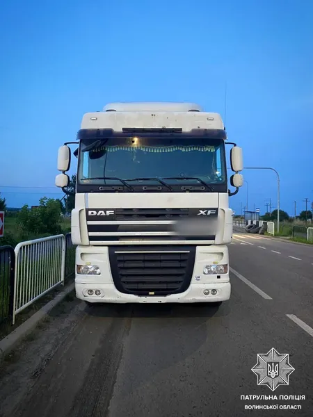 Аби не карали: на Волині п'яний водій DAF пхав патрульному в кишеню 100 доларів