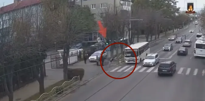 У центрі Луцька маршрутка збила маленьку дитину (відео)