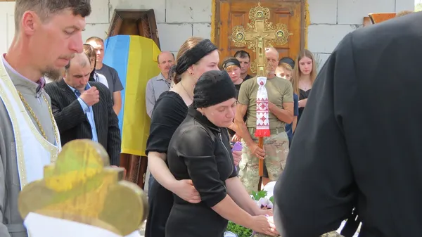 Прощались всім селом: на Волині провели в останню дорогу Геннадія Гогулю (фото)