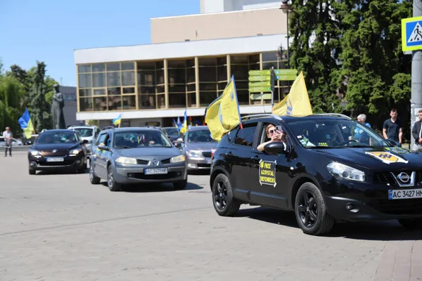 Близько 100 автомобілів та сотня родин: у Луцьку провели акцію на підтримку військовополонених (фото)
