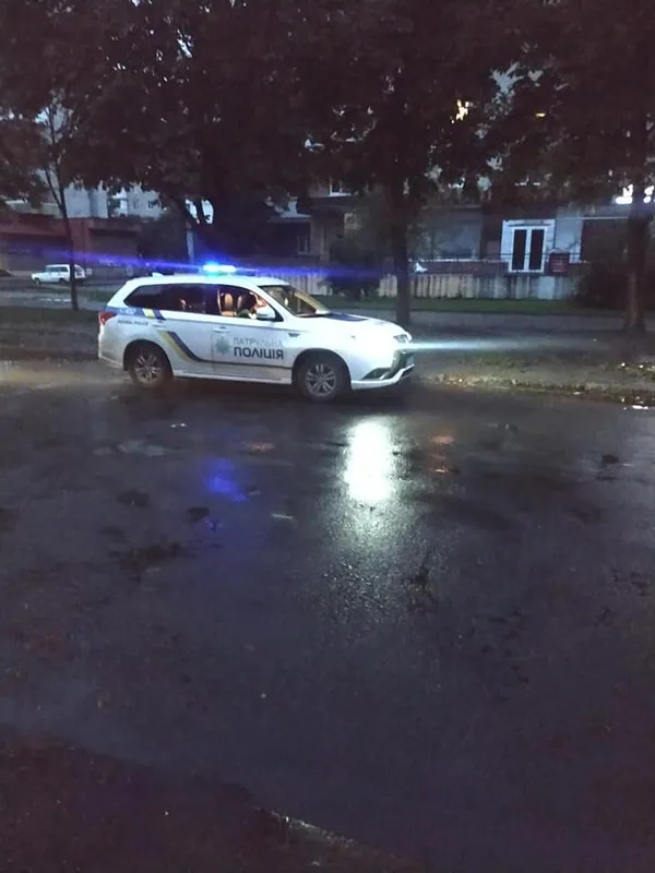 Ранкова ДТП у Луцьку: нетверезий водій зніс електроопору та зруйнував зупинку