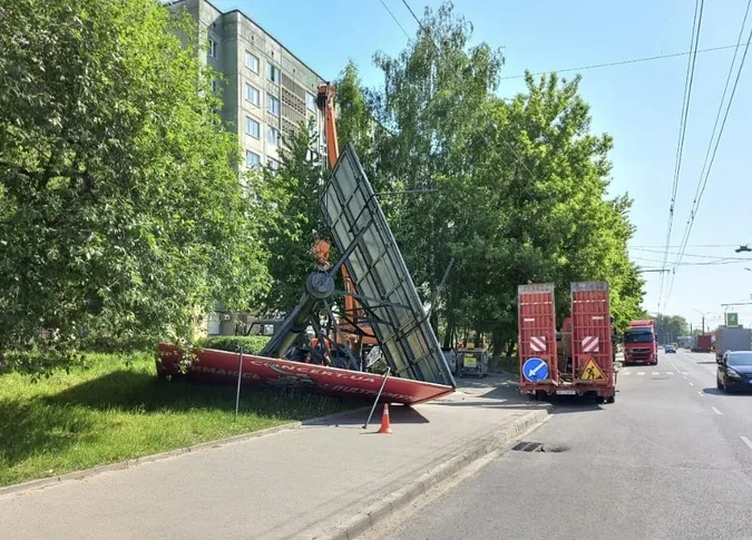 У Луцьку демонтували кілька великих білбордів (фото)