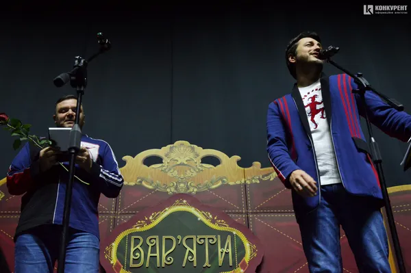 Батл жартами та ангел Притули: у «Промені» двічі виступили «Вар’яти» (фото)