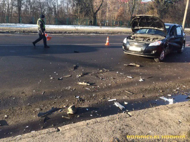 Потрійна аварія у Луцьку: потовклися два «Мерседеси» і Kia (фото, оновлено)