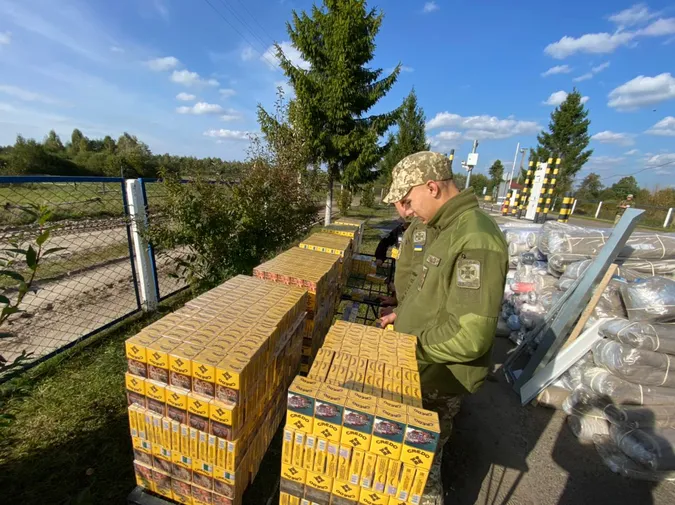 Забите сигаретами: на Волині в авто виявили подвійне дно (фото, відео)