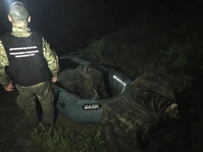 На Волині біля кордону знайшли човен з 12-ма ящиками сигарет (фото)
