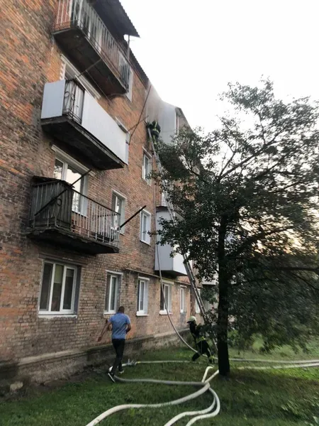 Вибухнув газ: у Нововолинську сталася пожежа у багатоповерхівці (фото)