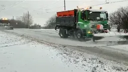 Працювали вночі і продовжують вдень: на Волині чистять дороги (відео)