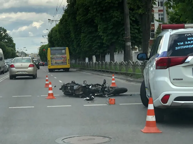 На Перемоги в Луцьку аварія: мотоцикліста забрали в лікарню (ФОТО)